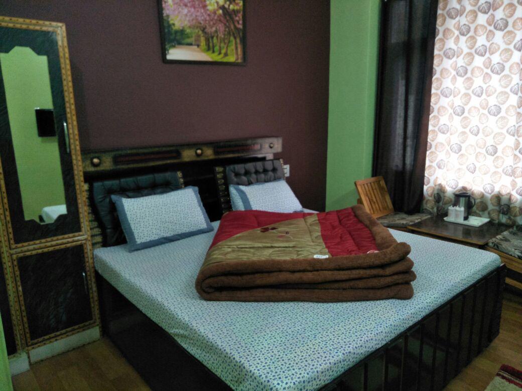 Hotel Mansarovar Banjār 外观 照片