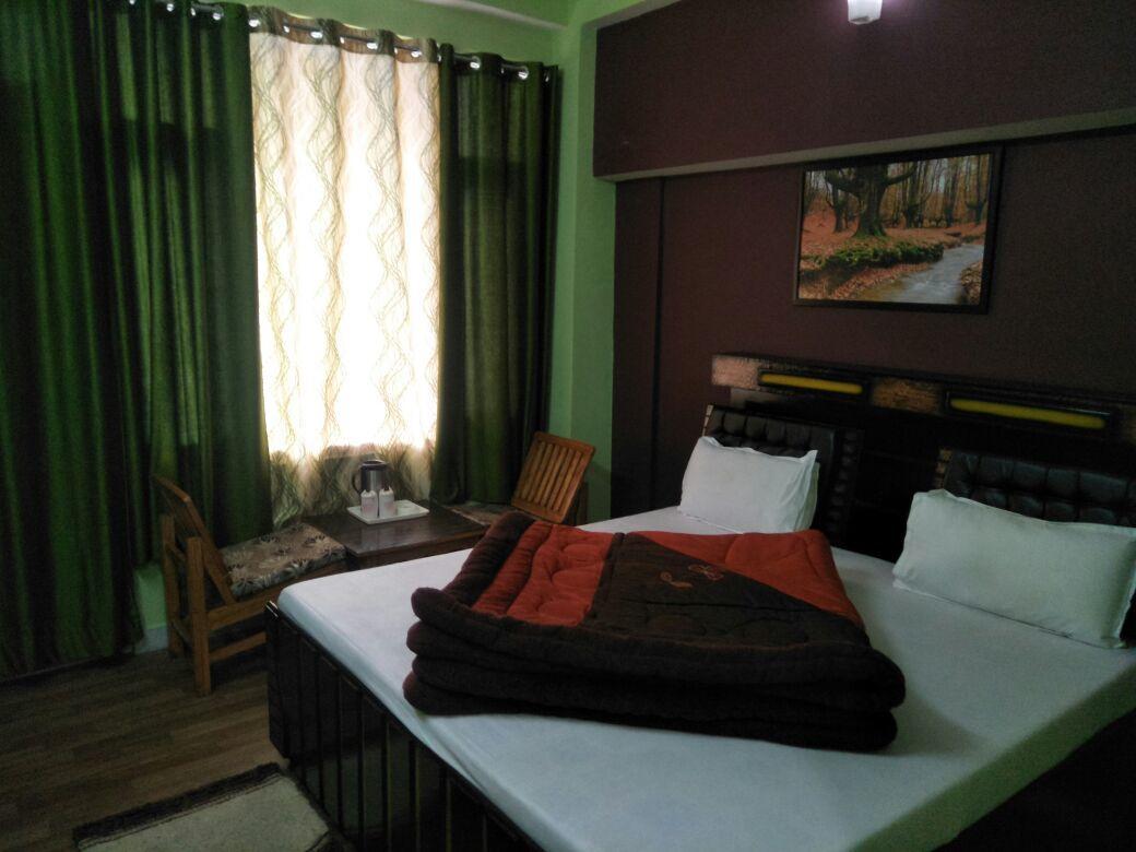 Hotel Mansarovar Banjār 外观 照片